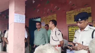 हिलसा: DSP सुमित कुमार एवं SDO सुधीर कुमार ने कोरामा पंचायत में जारी पैक्स के चुनाव का लिया जायज़ा