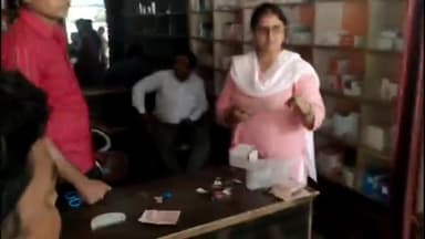 नवाबगंज: बीबीपुर गांव में हुए दो बच्चों की मौत के मामले में पहुंची डीआई सीमा सिंह ने मेडिकल स्टोर से लिए  सैंपल