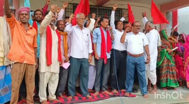 मधवापुर: मांगों को लेकर मधवापुर प्रखंड सह अंचल कार्यालय में भाकपा माले ने किया प्रदर्शन