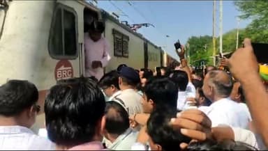 आज श्री छत्रपुरा में झालावाड़ रोड़  स्टेशन पर  माननीय सांसद राजा साहब दुष्यंत सिंह जी के प्रयासों से बारोनी से बांद्रा अवध एक्सप्रेस ट्रेन व बांद्रा से हरिद्वार देहरादून एक्सप्रेस ट्रेन का ठहराव होने पर उन ट्रेनों के लोको पायलट को राज.....