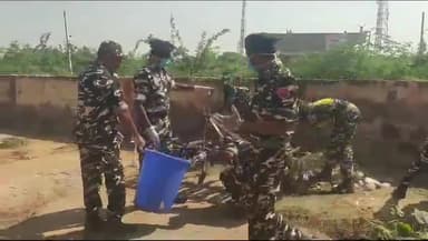 अलवर: मालाखेड़ा के मोजपुर में सीमा सुरक्षा बल के जवानों ने मनाया स्वच्छता सप्ताह, की साफ सफाई