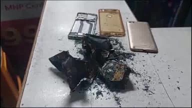 पन्ना: मेन मार्केट महावीर दुकान बड़ा बाजार मे मोबाइल की दुकान में मोबाइल की बैटरी में हुआ ब्लास्ट दुकानदार का हाँथ जला।