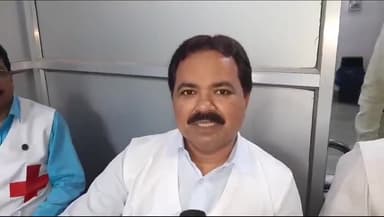 गांधी जयंती और अपने #पुत्र के जन्मदिन के मौके पर स्वेच्छिक_रक्तदान🩸 करते हुए जरमुंडी विधानसभा क्षेत्र के पूर्व प्रत्याशी डॉ अमरेंद्र कुमार यादव
आइये आप भी करें रक्तदान, सच कहता हूँ बड़ी आनद और सुकून की अनुभूति होती है।