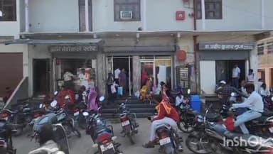 एटा: ठंडी सड़क स्थित डॉ. प्रदीप गुप्ता के क्लीनिक पर इलाज के दौरान 10 माह के बच्चे की मौत होने पर परिजनों ने काटा हंगामा