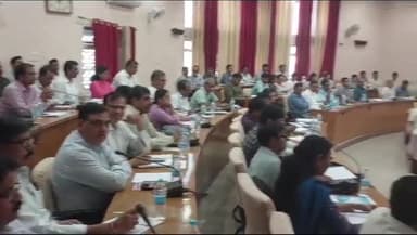 गिर्वा: जिला परिषद सभागार में उप जिला निर्वाचन अधिकारी की अध्यक्षता में एआरओ व प्रकोष्ठ प्रभारियों की हुई बैठक