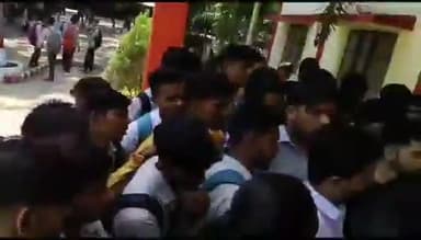 नरसिंहपुर: शहर में अखिल भारतीय विद्यार्थी परिषद ने छात्र-छात्राओं की समस्याओं को लेकर PG कॉलेज के प्राचार्य को सौंपा ज्ञापन