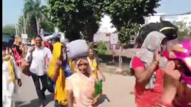 करनाल: रेलवे स्टेशन पर ट्रेन के माध्यम से विभिन्न स्थानों से किसान पहुंचे करनाल, देंगे धरना