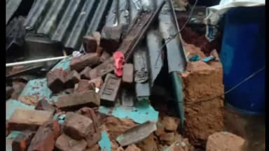 चान्हो: लगातार हो रही बारिश से चान्हो प्रखंड क्षेत्र में कई कच्चे मकान गिरे