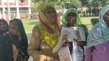 करनाल: मज़दूरी न मिलने की शिकायत लेकर डीसी से मिलने लघु सचिवालय पहुंचे गांव कैरवाली के सैकड़ों मनरेगा मजदूर