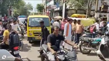 होशंगाबाद नगर: कोठी बाजार स्थित वीआईपी रोड पर स्कूली बच्चों से भरी मैजिक में बोलेरो चालक ने मारी टक्कर, जांच में जुटी पुलिस