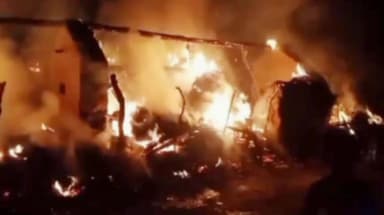 कैसरगंज: खालेपुरवा गांव में अज्ञात कारणों से फूस के दो मकानों में लगी आग, घरों का सारा सामान जलकर हुआ राख