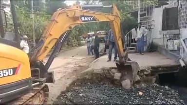 होशंगाबाद नगर: कोठी बाजार स्थित नाली के ऊपर किए गए अतिक्रमण को नगर पालिका के अतिक्रमण दल प्रभारी द्वारा हटवाया गया