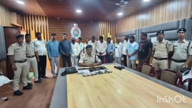 डोंगरगांव: गिरगांव जंगल में डोंगरगांव पुलिस ने रेड कार्रवाई कर 14 आरोपियों को जुआ खेलते रंगे हाथों पकड़ा, लाखों रुपए किए बरामद