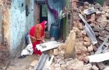 झरिया/जोरापोखर/सिंदरी: झरिया के रजवार बस्ती में तेज आवाज के साथ मकान ढहा, दबी महिला को निकाला गया सुरक्षित