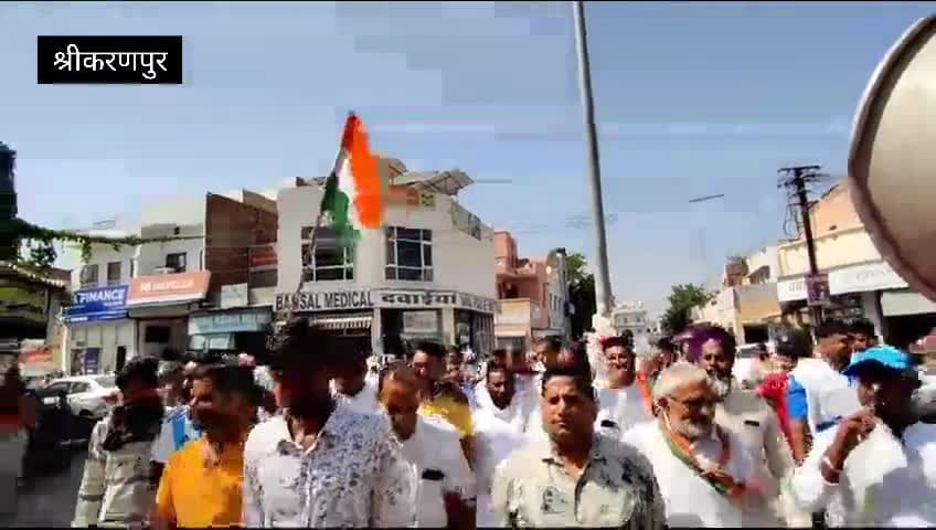 करणपुर मैं कोंग्रेस पार्टी व किसान मजदूरों ने मुआवजा के लिए किया प्रदर्शन दुलाराम इंदलिया सदस्य जिलापरिषद गंगानगर