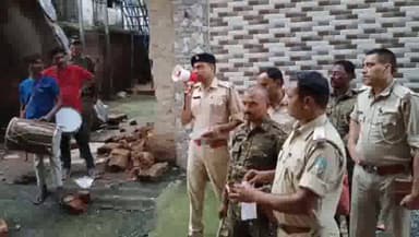 धनबाद/केंदुआडीह: वासेपुर के गैंगस्टर प्रिंस खान के कमर मखदूमि रोड स्थित घर पर बैंक मोड़ पुलिस ने आत्मसमर्पण करने को लेकर चिपकाया इश्तहार