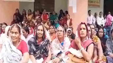 नौतन: पांच सूत्री मांगों को लेकर नौतन कार्यालय पर सेविका/सहायिका का धरना प्रदर्शन बच्चों का पढ़ाई बाधित