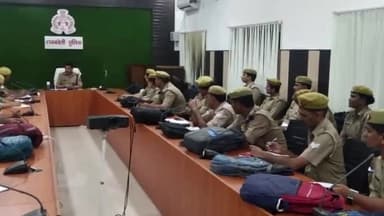 रायबरेली: जिले के समस्त थानों के पैरोकार, कोर्ट मोहर्रिर व मॉनिटरिंग सेल के अधिकारियों के साथ पुलिस लाइन में ASP ने की बैठक