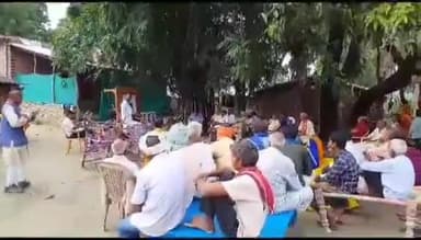 केराकत: थाना चंदवक क्षेत्र अंतर्गत बोड़सर कला गांव में भीम आर्मी के कार्यकर्ताओं ने ग्रामीणों के साथ की सामूहिक बैठक