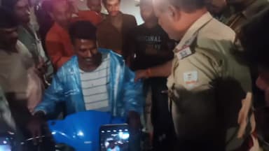 कांके: रांची के सुजाता चौक के पास एक महिला से चेन छिनतई करने वाले युवक को लोगों ने पकड़ा, जमकर की पिटाई