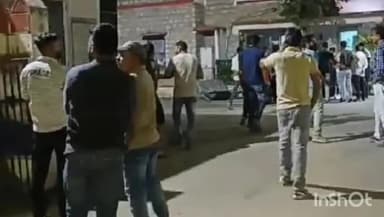 चित्तौड़गढ़: न्यू क्लॉथ मार्केट में कार निकालने के मामले में युवकों के भिड़ने से माहौल गरमाया , पुलिस ने लाठियां फटकार कर भीड़ खदेड़ी