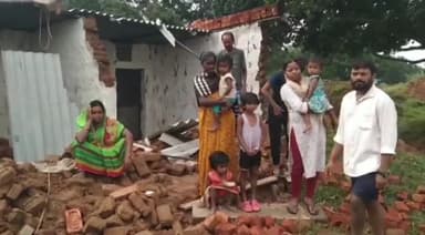 गुमला: रामपुर में मजदूर किसान का घर का गिरा दीवार,मुआबजा की लगाई गुहार