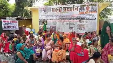 होशंगाबाद नगर: नर्मदापुरम शहर के कलेक्ट्रेट गेट के सामने पीपल चौक पर धरने पर बैठे आदिवासी समाज की समस्याओं का अभी तक नहीं हुआ समाधान