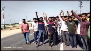 बीकानेर: करंट से झुलसे व्यक्ति की इलाज के दौरान हुई मौत, परिजनों ने मुआवजा देने की मांग को लेकर देशनोक GSS के आगे दिया धरना