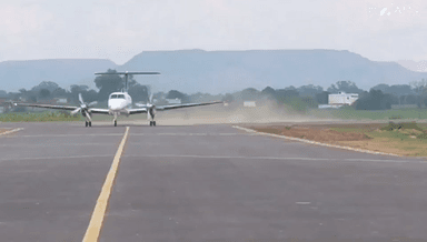 सिंगरौली: कलेक्टर व एसपी की मौजूदगी में सिंगरौलिया हवाई पट्टी पर लैंड किया 8 सीटर हवाई जहाज, ट्रायल रन हुआ पूरा