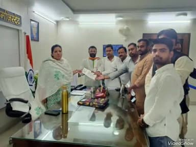 सुल्तानपुर: पत्रकारों पर कार्रवाई के खिलाफ़ कांग्रेस हुई मुखर, कलेक्ट्रेट में डीएम को सौंपा ज्ञापन