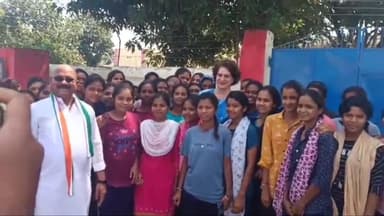 कांकेर: कांग्रेस की राष्ट्रीय महासचिव प्रियंका गांधी आज अपने कांकेर प्रवास के दौरान जनरल गर्ल्स हॉस्टल की छात्राओं से मिली