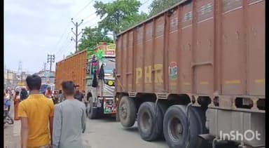 संपतचक: ट्रक में आई तकनीकी समस्या के कारण गौरीचक बाजार में लगा जाम