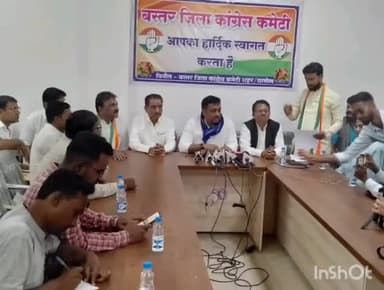 जगदलपुर: राजीव भवन में प्रेस वार्ता कर कांग्रेस नेताओं ने आरक्षण बिल पर बीजेपी पर लगाए अडंगा डालने के आरोप ..