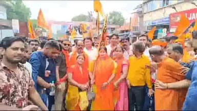 झरिया/जोरापोखर/सिंदरी: झरिया क्षेत्र में विश्व हिंदू परिषद की तरफ से निकाली गई शौर्य जागरण रथ यात्रा, भक्तों ने यात्रा का किया भव्य स्वागत