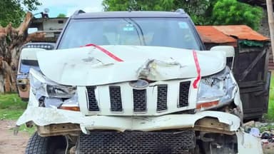 सिधाव: मझौलिया जगदीशपुर मुख्य मार्ग स्थित नानो सती चौक पर दो बोलेरो की आमने सामने की भिड़ंत में आधा दर्जन लोग हुए घायल