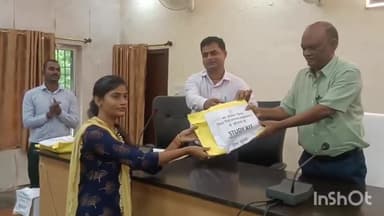 लखीसराय: जिला मंत्रणा कक्ष के सभागार में प्रतियोगिता परीक्षा की तैयारी में जुटे छात्र-छात्राओं को जिलाधिकारी द्वारा दी गई किताबें