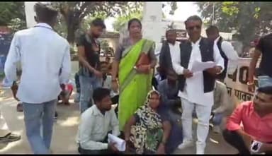 रायबरेली: कजियाना के दलित पीड़ितों की जमीन पर दबंग युवक के कब्जे को हटवाने हेतु पीड़ितों ने DM व SP ऑफिस के सामने दिया धरना