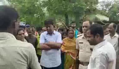 जलालगढ़: जल निकासी के रास्ते को अवरुद्ध कर लिए जाने पर चौहान टोला वार्ड 3 के ग्रामीणों ने की सड़क जाम