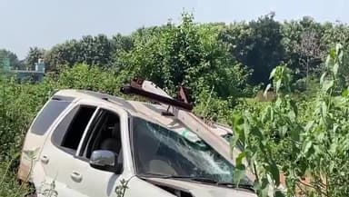 बड़वारा: नैगवा ग्राम के समीप एनएच-43 में बेकाबू कार बिजली के खंभे से टकराई, बड़ा हादसा टला