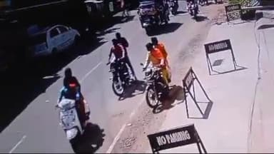 होशंगाबाद नगर: कोठी बाजार स्थित आरसीसी मॉल के सामने युवक ने की एक शख्स की पिटाई, वीडियो सोशल मीडिया पर हुआ वायरल