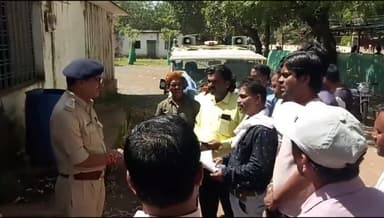 लटेरी: लटेरी क्षेत्र में काम दिलाने के नाम पर करीब 35 लोगों से ठगी, एसडीओपी कार्यालय पहुंचकर लोगों ने की कार्यवाही की मांगी।