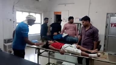 इटावा: सिविल लाइन इलाके में दीवार ढहने से मामा भांजी दो मंजिल से नीचे गिरकर हुए घायल, दोनो के आया फैक्चर, उपचार जारी