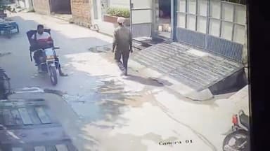 ਨਾਭਾ: ਪੁਰਾਣੀ ਅਨਾਜ ਮੰਡੀ ਵਿਖੇ ਰੇਹੜੀ ਚਾਲਕ ਚੀਨੀ ਦੇ ਥੈਲੇ ਲੈਕੇ ਜਾ ਰਿਹਾ ਸੀ ਤਾਂ  ਮੋਟਰਸਾਈਕਲ ਸਵਾਰਾ ਨੇ ਥੈਲਾ ਚੋਰੀ ਕਰਕੇ ਫਰਾਰ ਹੋ ਗਏ