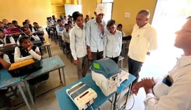 सांचोर: सांचौर में ईवीएम का प्रदर्शन कर नव मतदाताओं को समझाई गई मतदान की प्रक्रिया