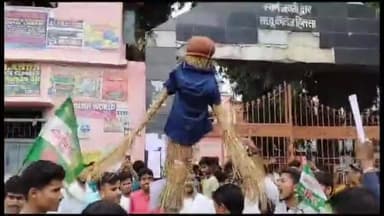 हिलसा: छात्र जदयू ने शहर के सुर्य मंदिर परिसर में शैक्षणिक आरजकता को लेकर कॉलेज प्राचार्य का फूंका पुतला