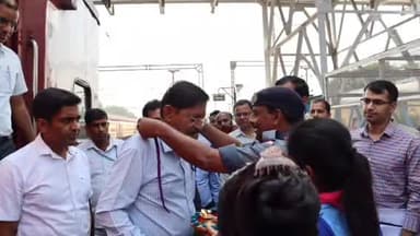 मुरादाबाद: रेलवे स्टेशन पर पहुंचकर महाप्रबंधक ने रेलवे स्टेशन के विकास कार्यों का निरीक्षण किया