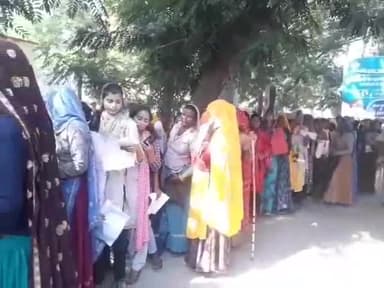 राजगढ़: पंचायत समिति राजगढ़ में मोबाइल वितरण कार्यक्रम का हुआ आयोजन, पहुंचीं सैकड़ों महिलाएं