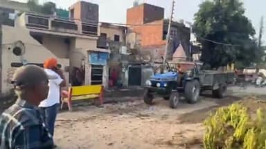 ਨਾਭਾ: ਰੇਲਵੇ ਸਟੇਸ਼ਨ ਵਿਖੇ ਸੜਕ ਤੇ ਸੀਵਰੇਜ ਦੇ ਕੰਮ ਦੌਰਾਨ ਵਿਧਾਇਕ ਦੇਵ ਮਾਨ ਜਾਣਕਾਰੀ ਦਿੰਦੇ ਹੋਏ