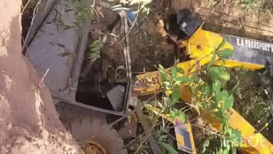 डौण्डी: दल्लीराजहरा में डैम साइड मे गणेश को विसर्जित करने के लगे क्रेन ढलाई तरफ खड़े होने से 20 फिट खाई में गिरा , कोई हताहत नही