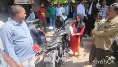 एटा: एटा कचहरी पर पेशी करने आए पति-पत्नी के बीच दहेज में दी गई बाइक को लेकर हुआ हाई वोल्टेज ड्रामा, मौके पर पहुंची पुलिस